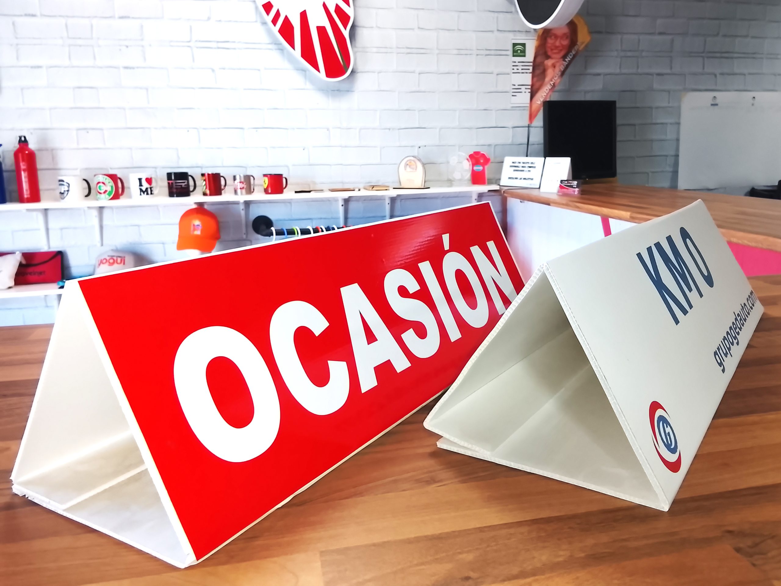 Cartel magnético para techo de coche en concesionario de Vinilos Castez