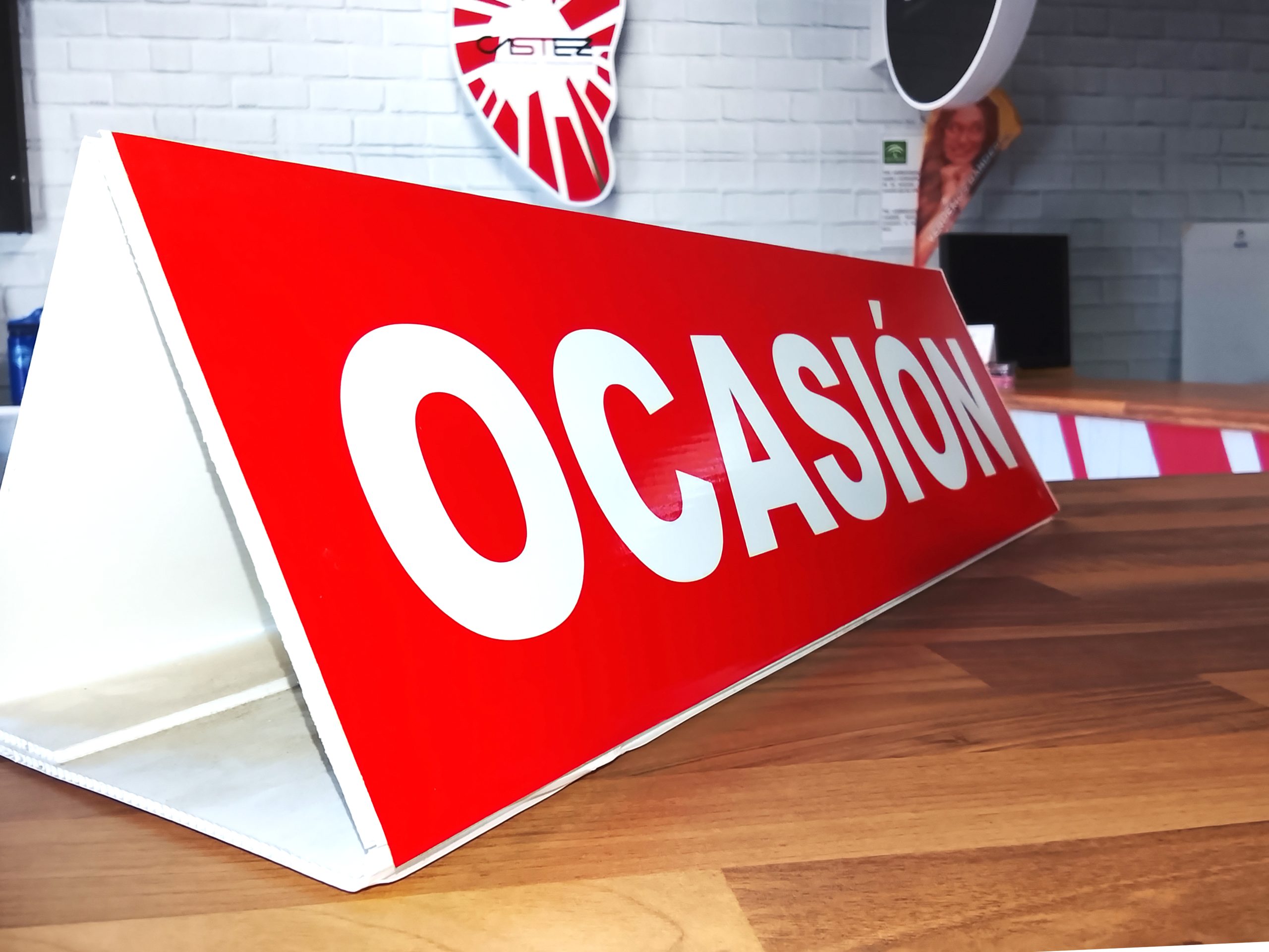 Cartel magnético para techo de coche en concesionario de Vinilos Castez