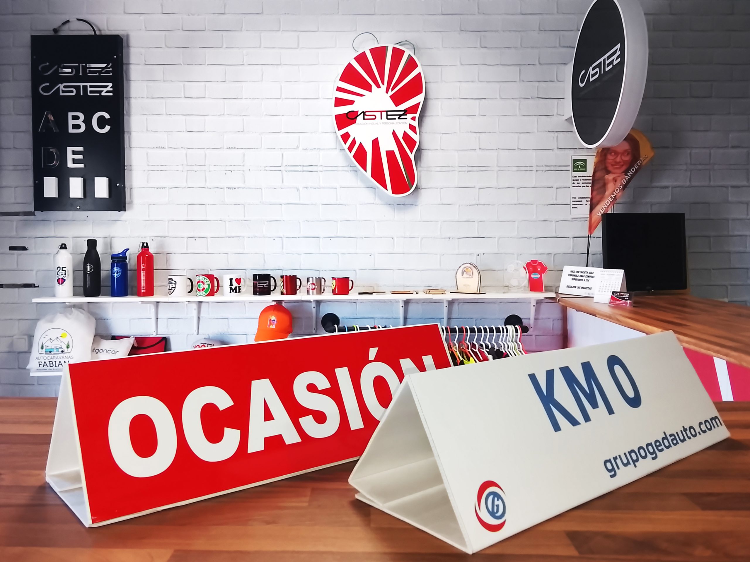 Cartel magnético para techo de coche en concesionario de Vinilos Castez