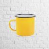 taza metálica amarilla