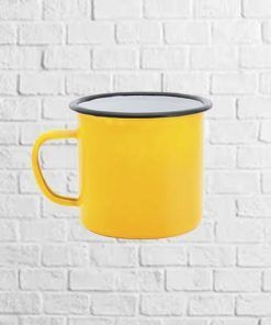 taza metálica amarilla