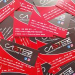 Tarjetas de visita con acabado premium y diseño gráfico