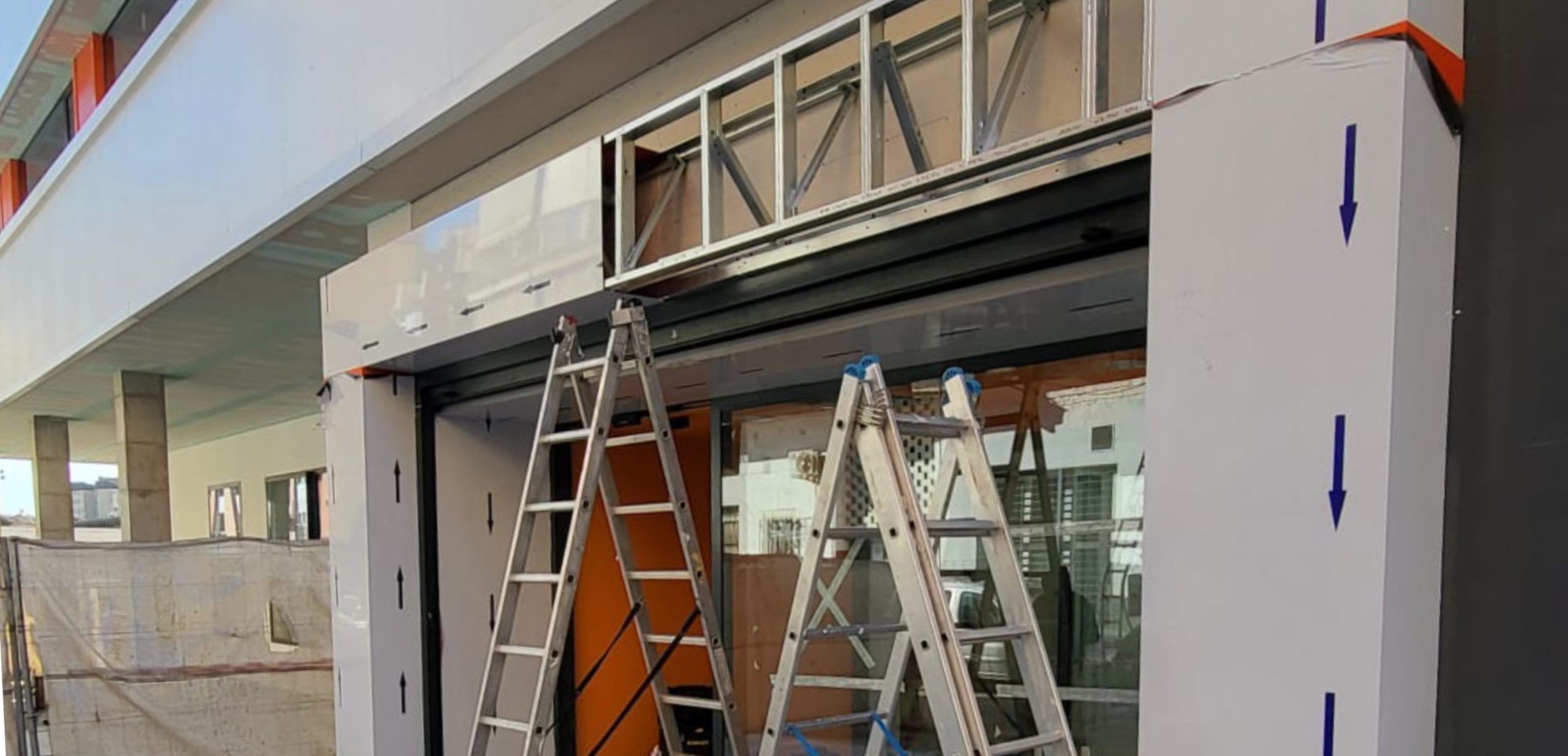 revestimiento-alucobond-fachadas.webp Instalación de paneles de alucobond en fachada de local