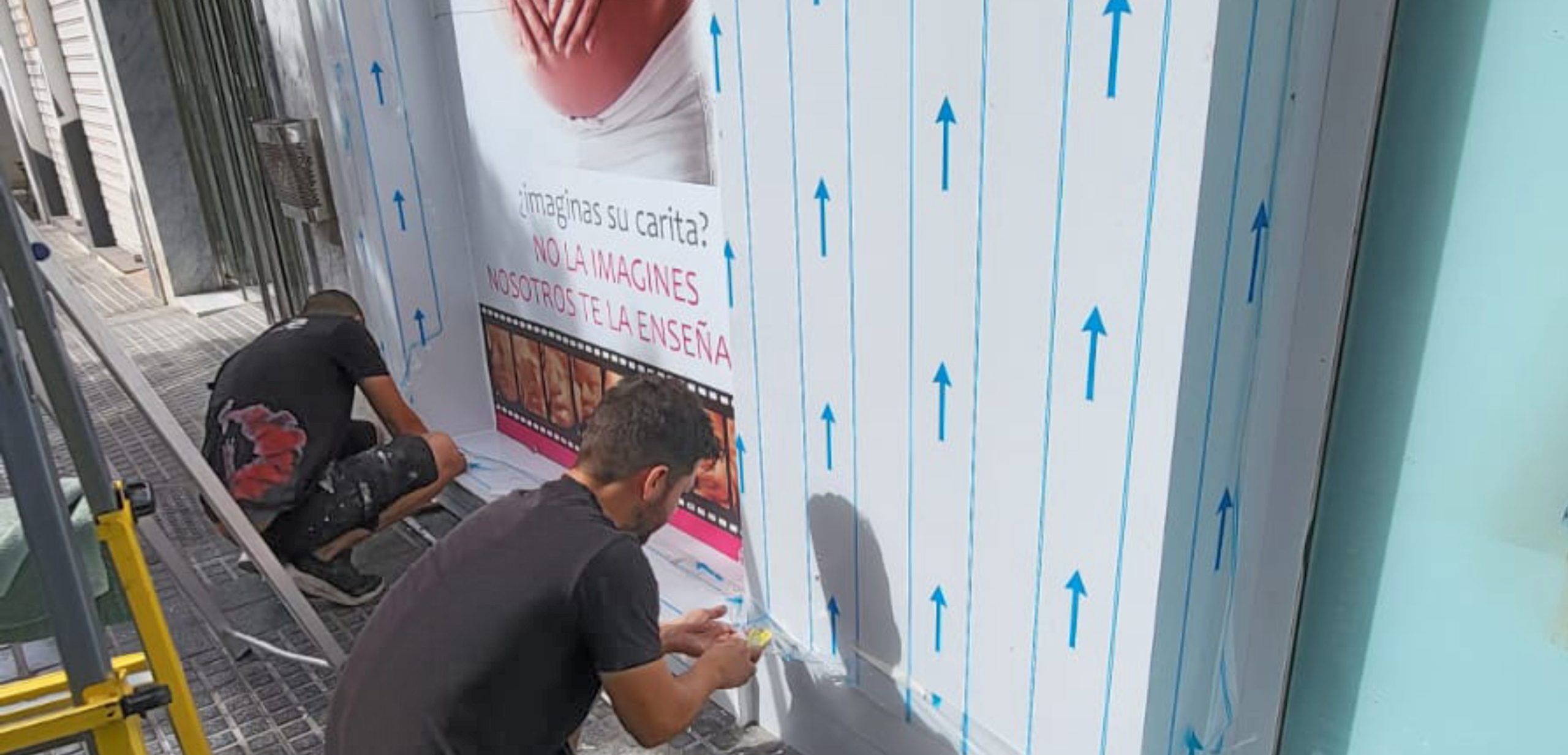 revestimiento-fachada-composite-malaga.webp Fachada comercial con revestimiento composite gris antracita