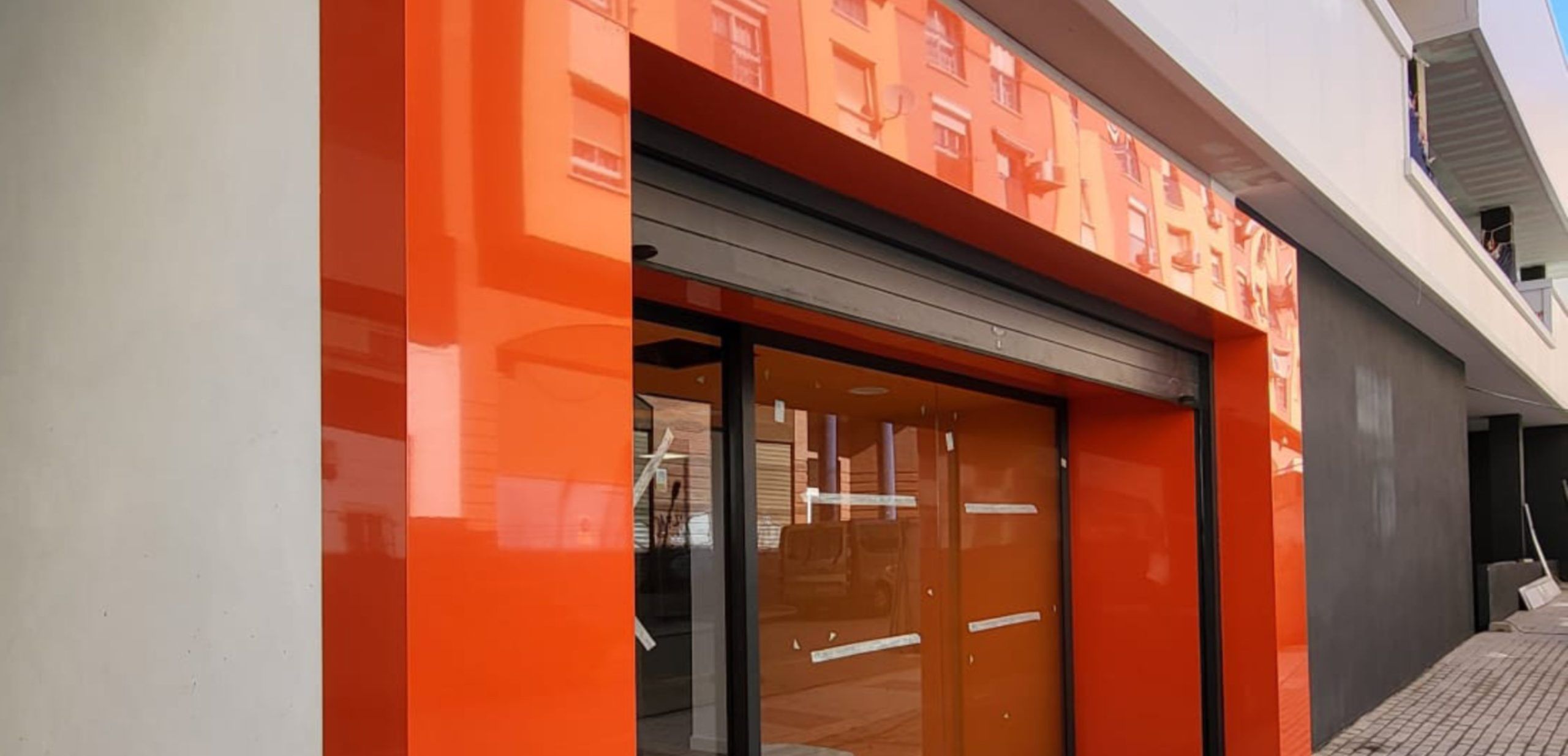 revestimiento-alucobond-fachadas.webp Instalación de paneles de alucobond en fachada de local