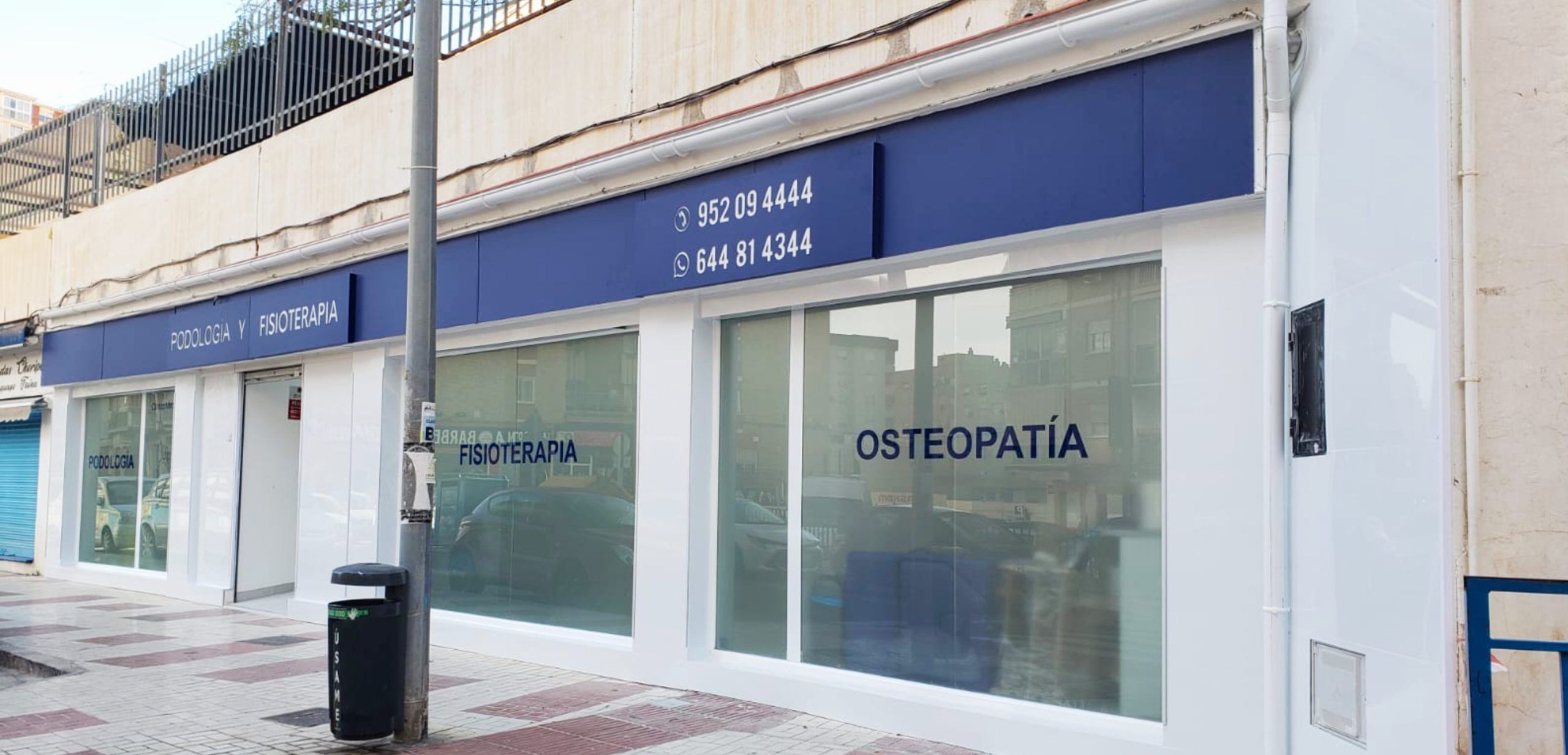 revestimiento-fachada-composite-malaga.webp Fachada comercial con revestimiento composite gris antracita