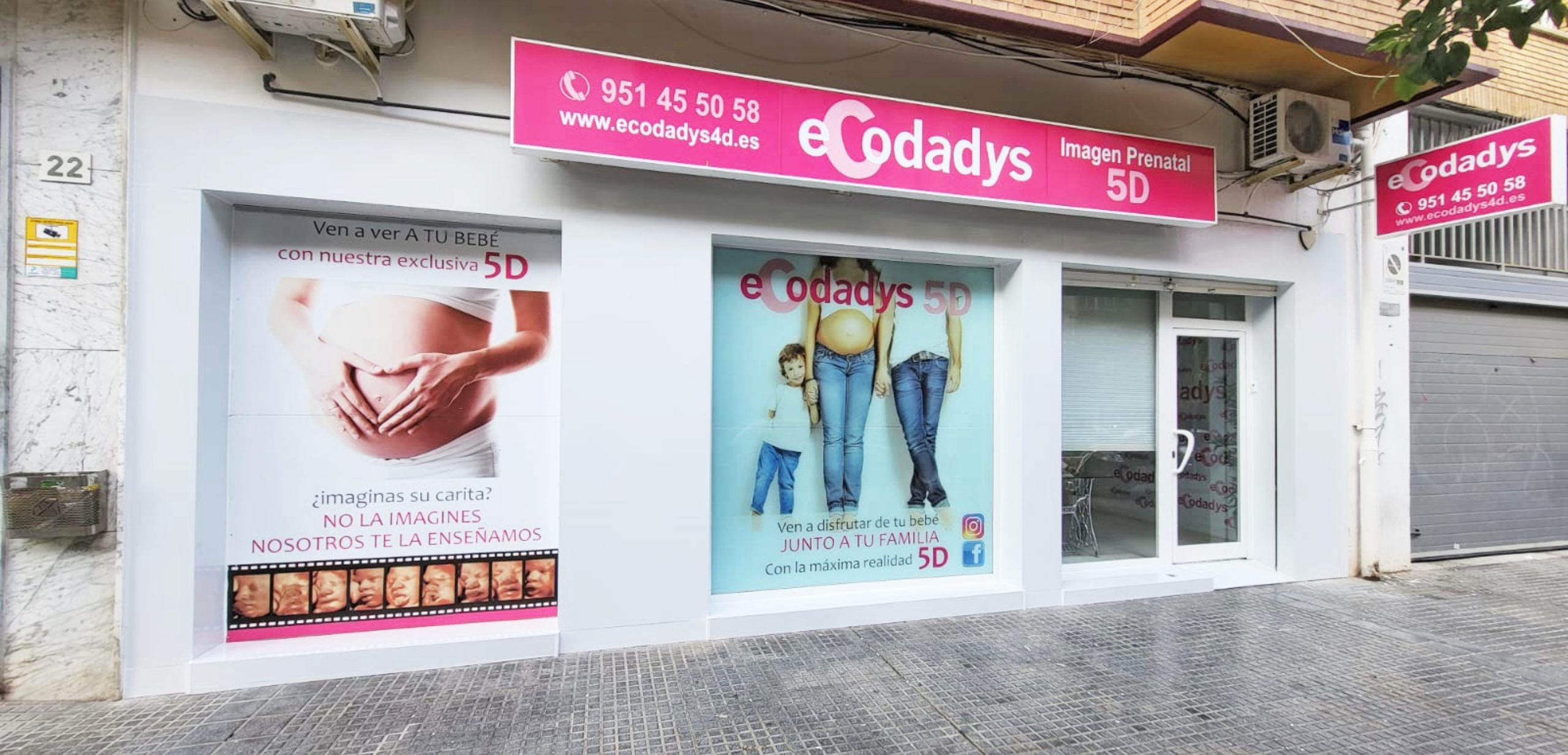 revestimiento-fachada-composite-malaga.webp Fachada comercial con revestimiento composite gris antracita