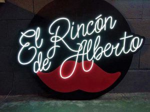 letrero-neon-personalizado-logo.webp` Letrero neón personalizado con logo de empresa