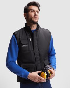 ropa-laboral-servicios-mantenimiento-personalizada.webp Uniformes para empresas de servicios y mantenimiento con vinilo textil duradero