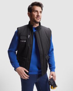 ropa-laboral-servicios-mantenimiento-personalizada.webp Uniformes para empresas de servicios y mantenimiento con vinilo textil duradero