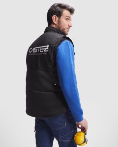 ropa-laboral-servicios-mantenimiento-personalizada.webp Uniformes para empresas de servicios y mantenimiento con vinilo textil duradero