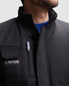 ropa-laboral-servicios-mantenimiento-personalizada.webp Uniformes para empresas de servicios y mantenimiento con vinilo textil duradero