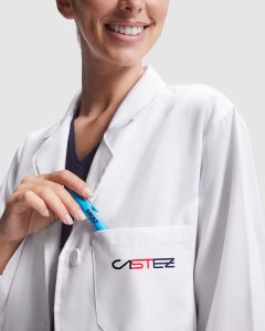 pijamas-sanitarios-estetica-personalizados-malaga.webp Uniformes para clínicas, sanidad y centros de estética con bordado corporativo