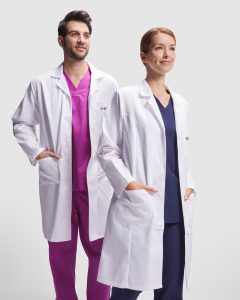 pijamas-sanitarios-estetica-personalizados-malaga.webp Uniformes para clínicas, sanidad y centros de estética con bordado corporativo