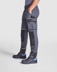 ropa-laboral-servicios-mantenimiento-personalizada.webp Uniformes para empresas de servicios y mantenimiento con vinilo textil duradero