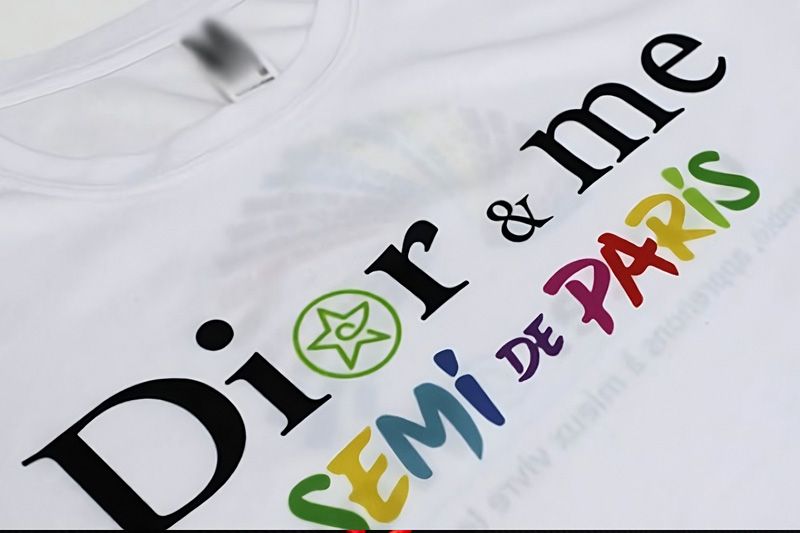 transfer-dtf-alta-definicion-ropa-trabajo.webp Impresión en transfer DTF de alta resistencia para logotipos detallados en ropa laboral