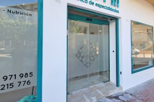 Rótulo de comercio con vinilo translúcido o ácido en escaparate.