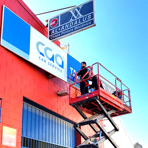 Rótulos luminosos en Málaga instalados en fachada comercial por CASTEZ.