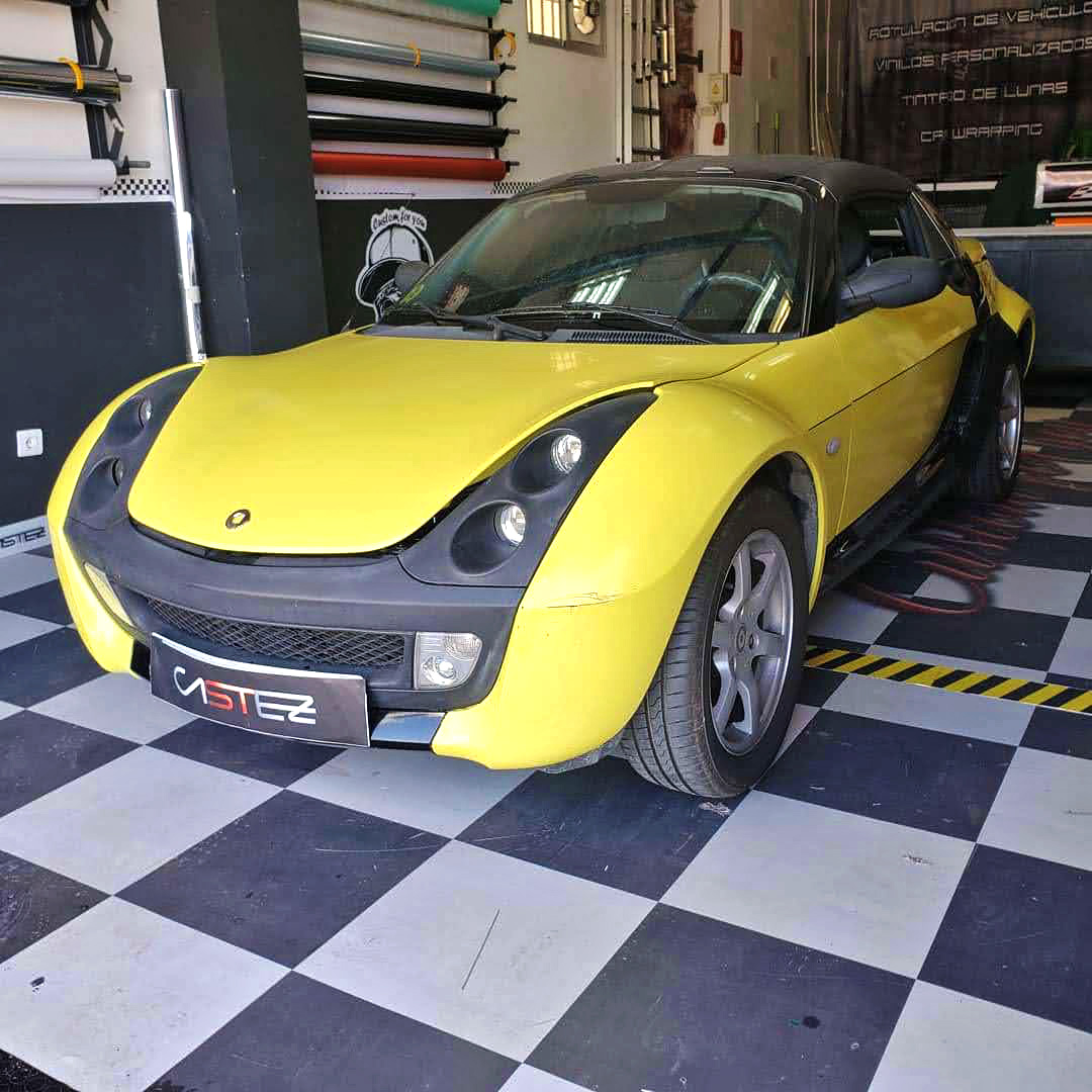 Estado original Smart Roadster 452 amarillo antes de aplicación de car wrap en taller Castez Design Málaga