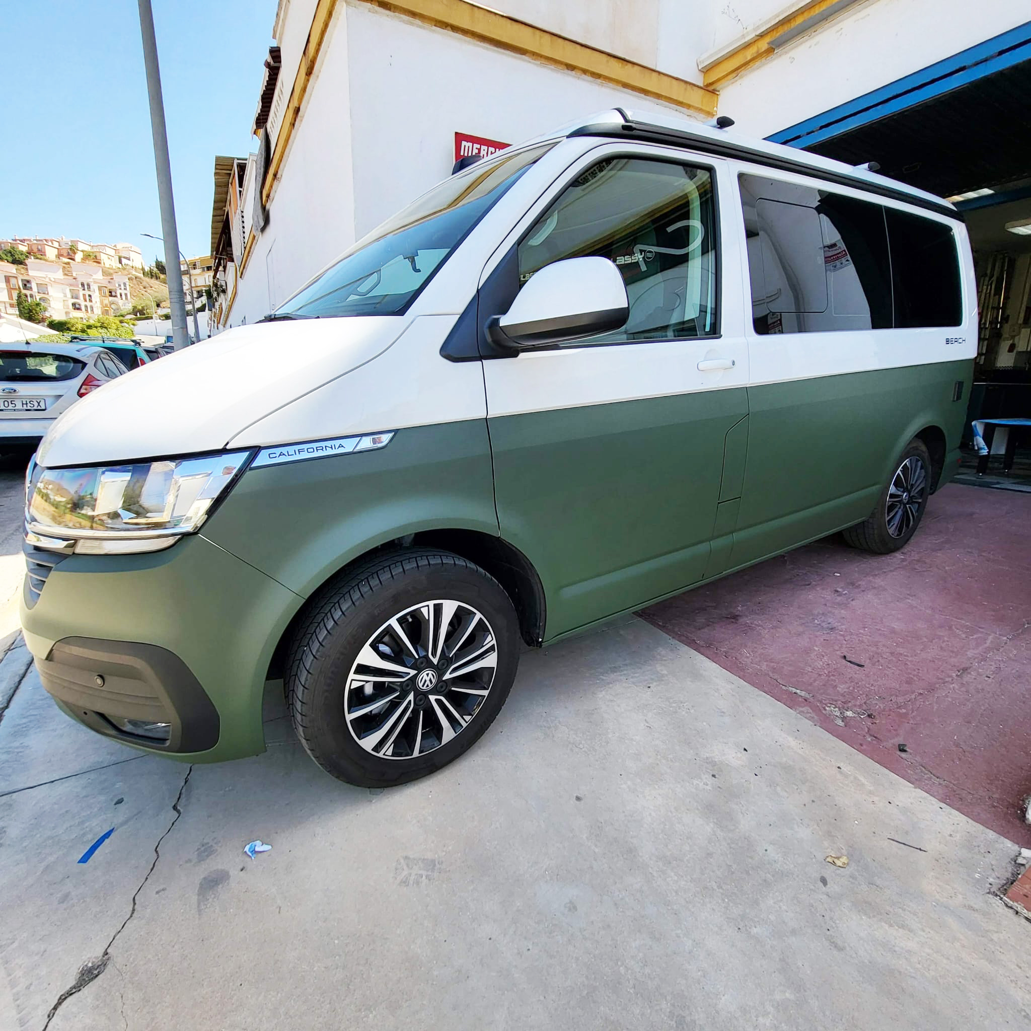 Car wrapping furgoneta camper Málaga vinilado verde militar Volkswagen T6