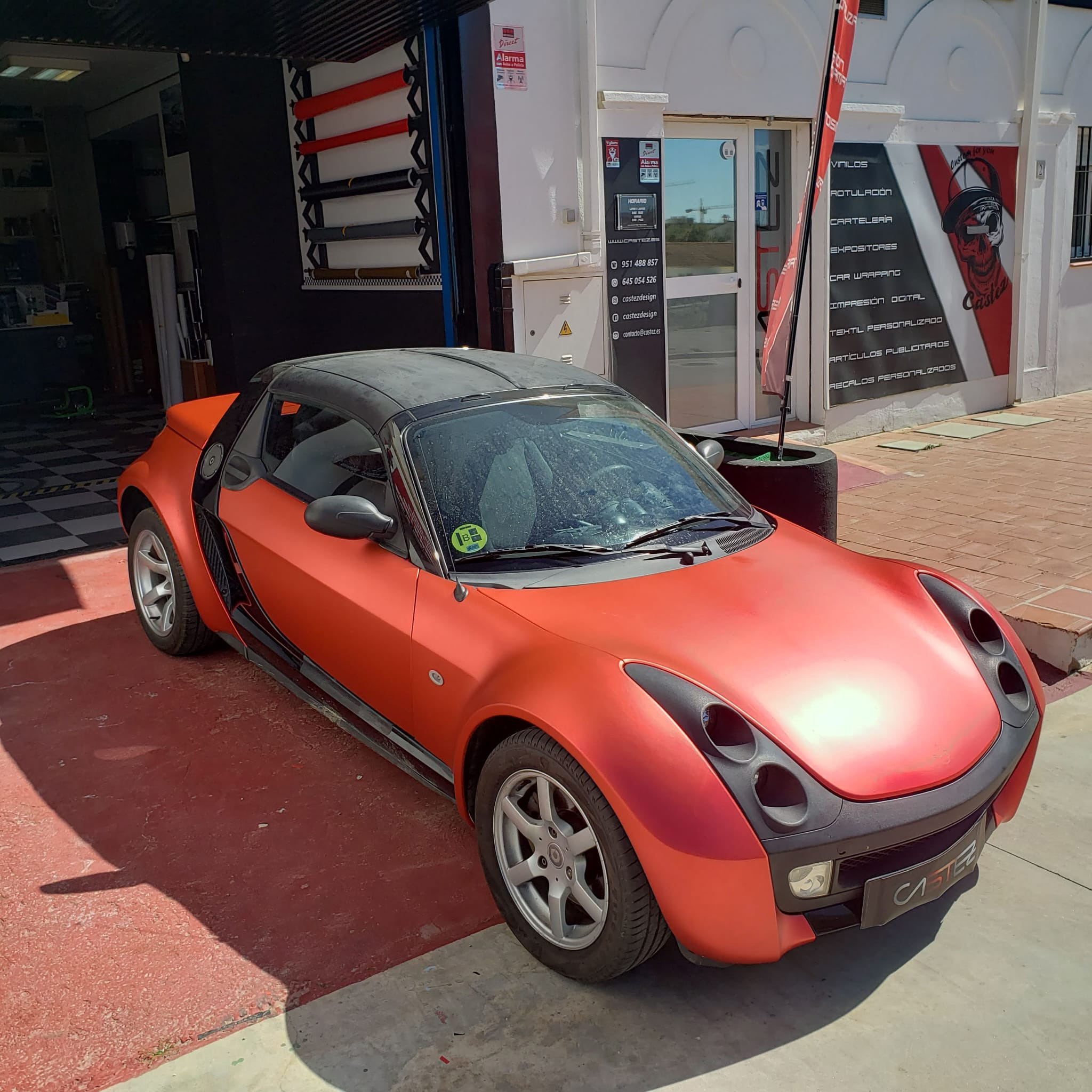 Resultado final car wrapping Smart Roadster rojo satinado con acabado premium y protección de pintura.
