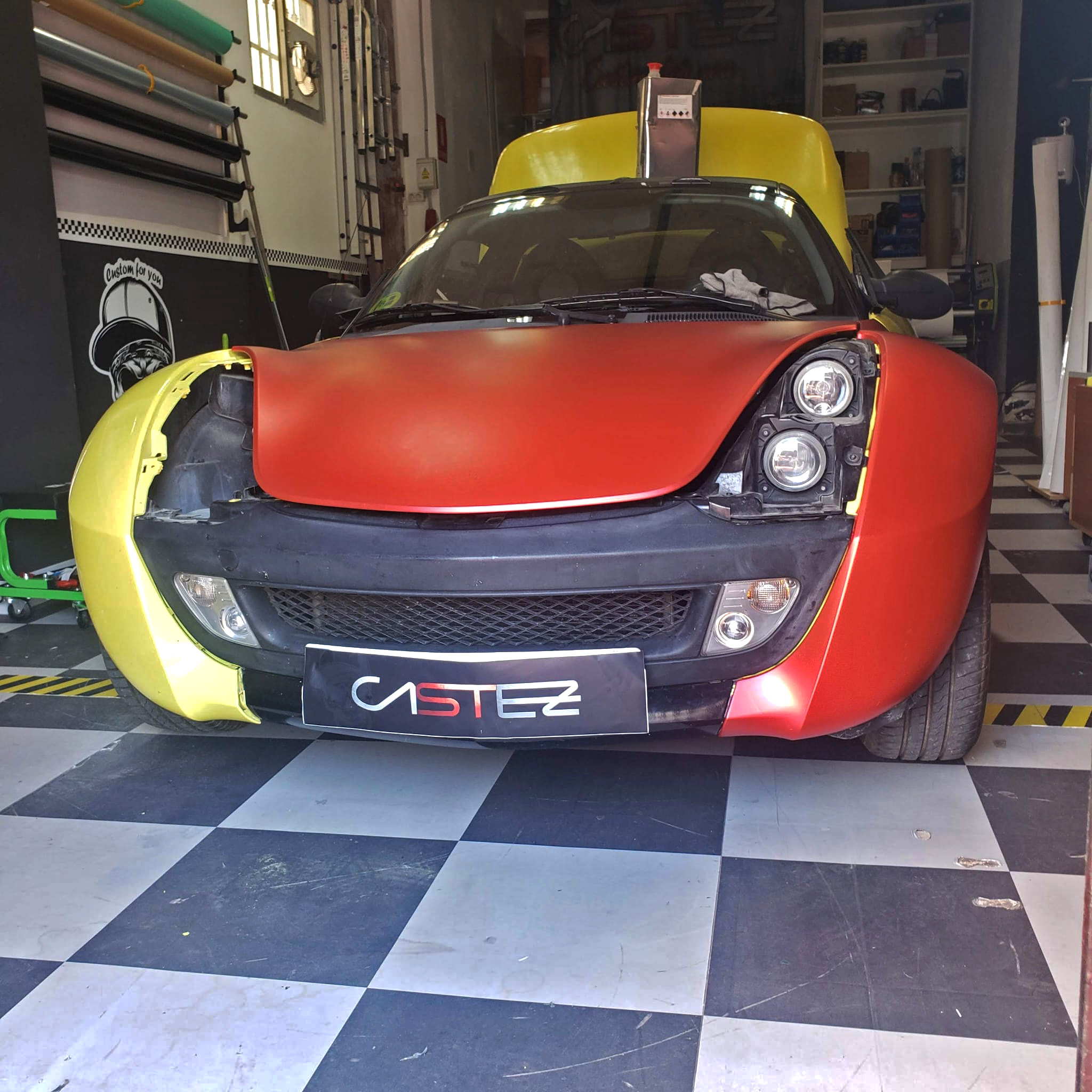 Vinilado integral Smart Road en Málaga car wrapping rojo satinado