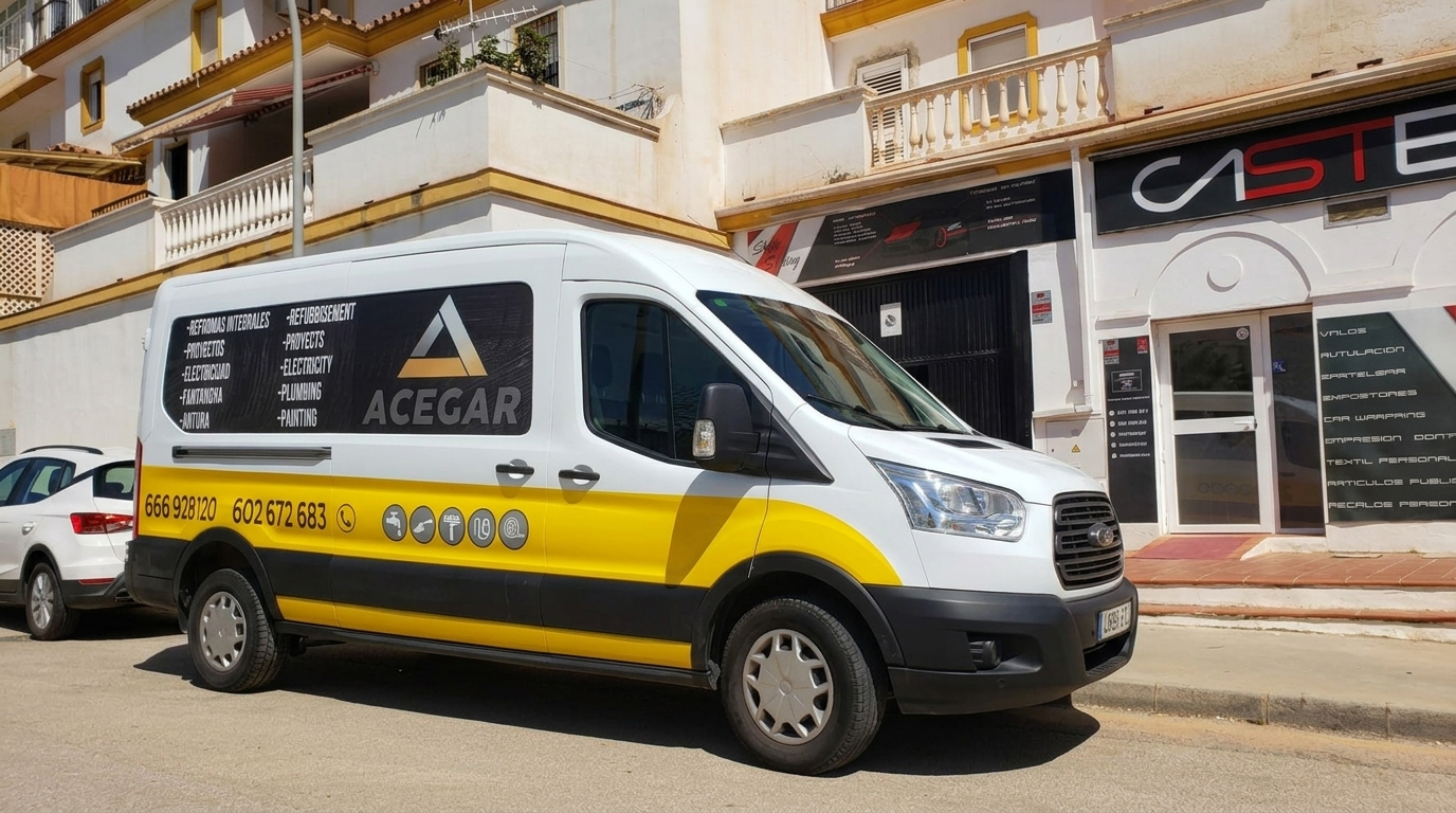 Rotulación Integral de Furgoneta para Empresa en Málaga Rotulación integral de furgoneta comercial realizada por CASTEZ en Málaga con vinilo de alta calidad para publicidad empresarial