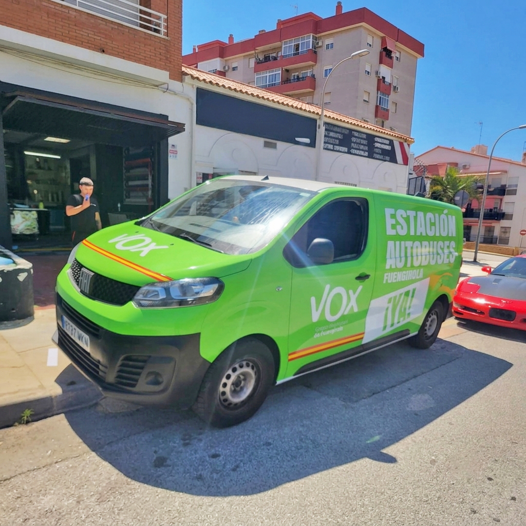 Rotulación Integral Furgonetas Comerciales Málaga Vinilado completo e integral de furgoneta comercial con impresión digital corporativa de alta definición en Málaga.