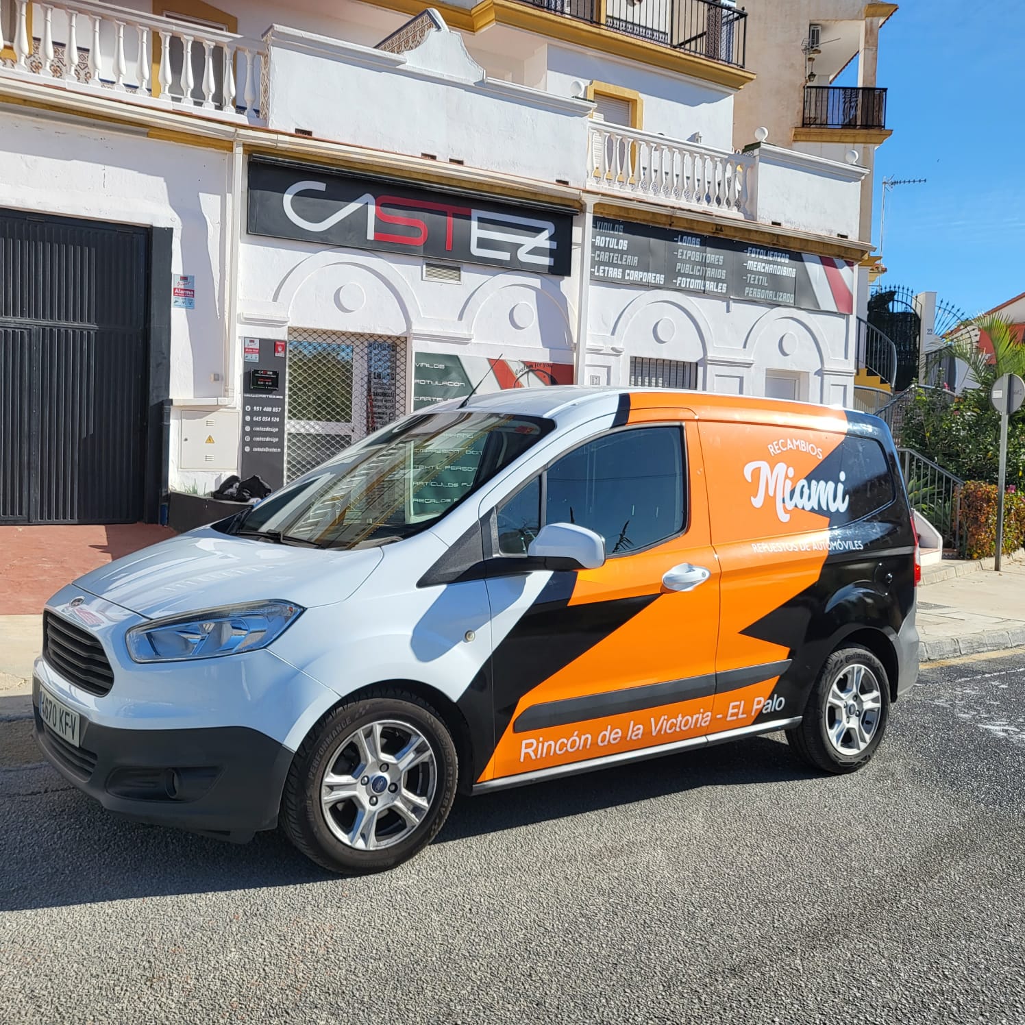 Vinilado Parcial Furgonetas Comerciales Málaga Rotulación semi integral en lateral de furgoneta comercial combinando vinilo de corte e impresión digital.
