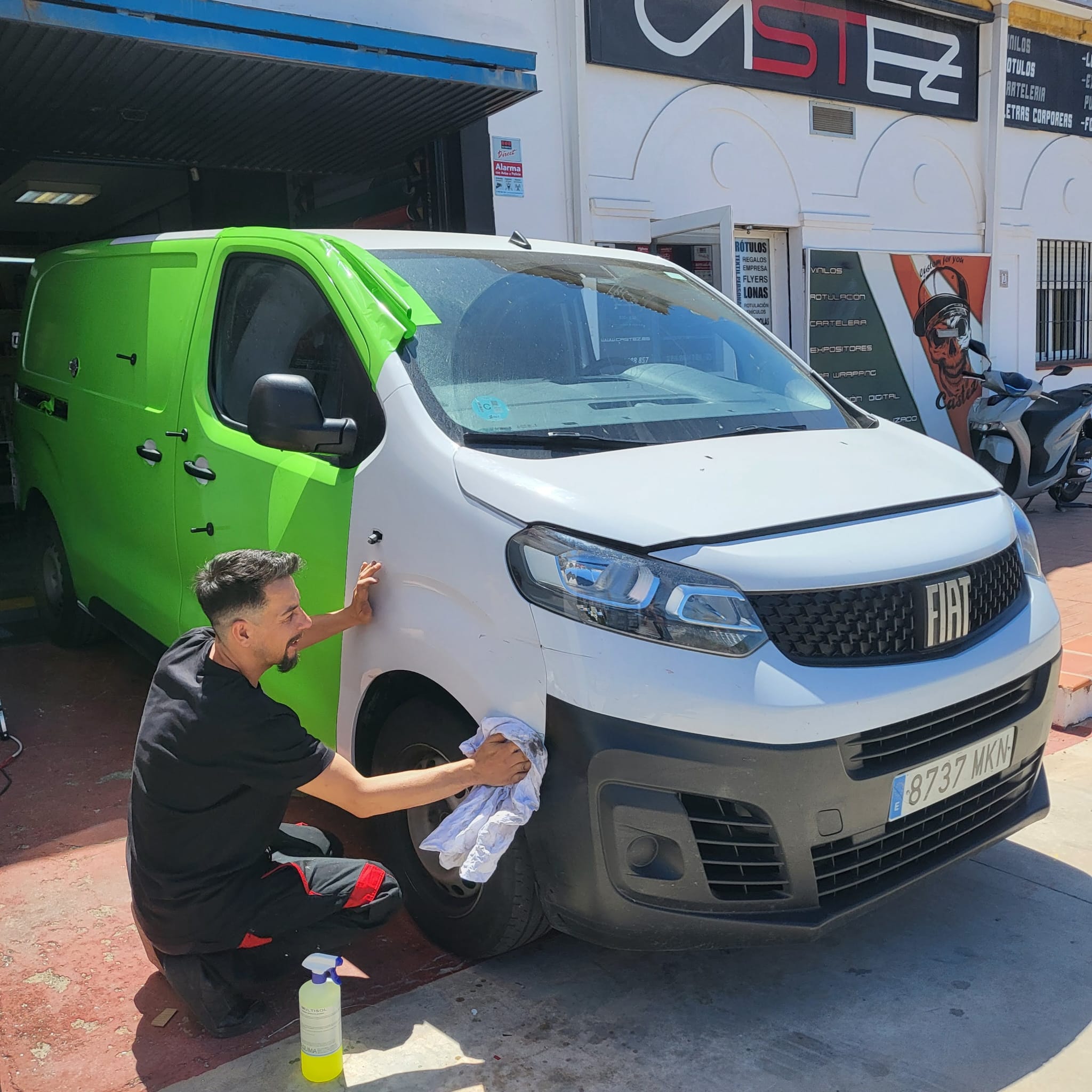 Rotulación Integral Furgonetas Comerciales Málaga Vinilado completo e integral de furgoneta comercial con impresión digital corporativa de alta definición en Málaga.