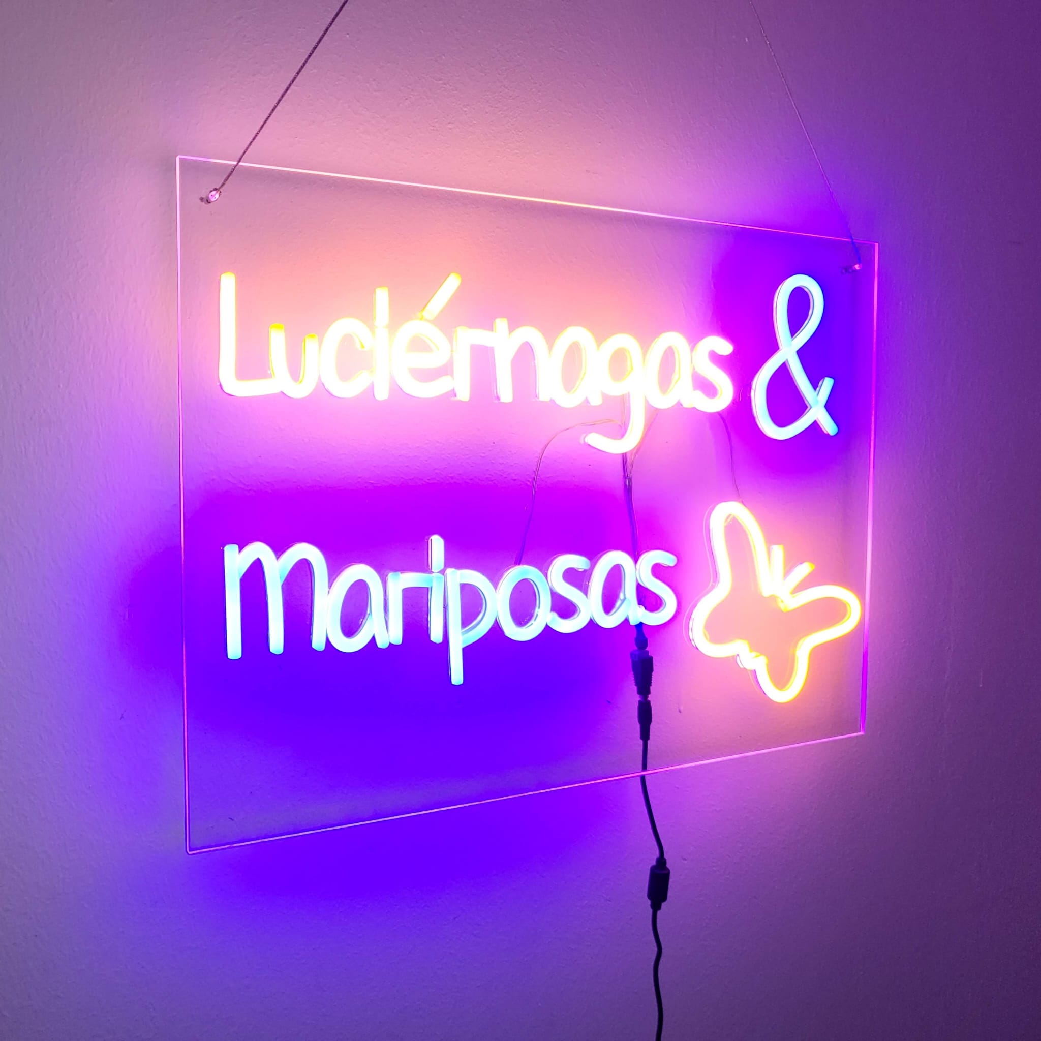 Neón LED personalizado "Luciérnagas y Mariposas" con base de metacrilato Neón LED personalizado Luciérnagas y Mariposas con base de metacrilato transparente