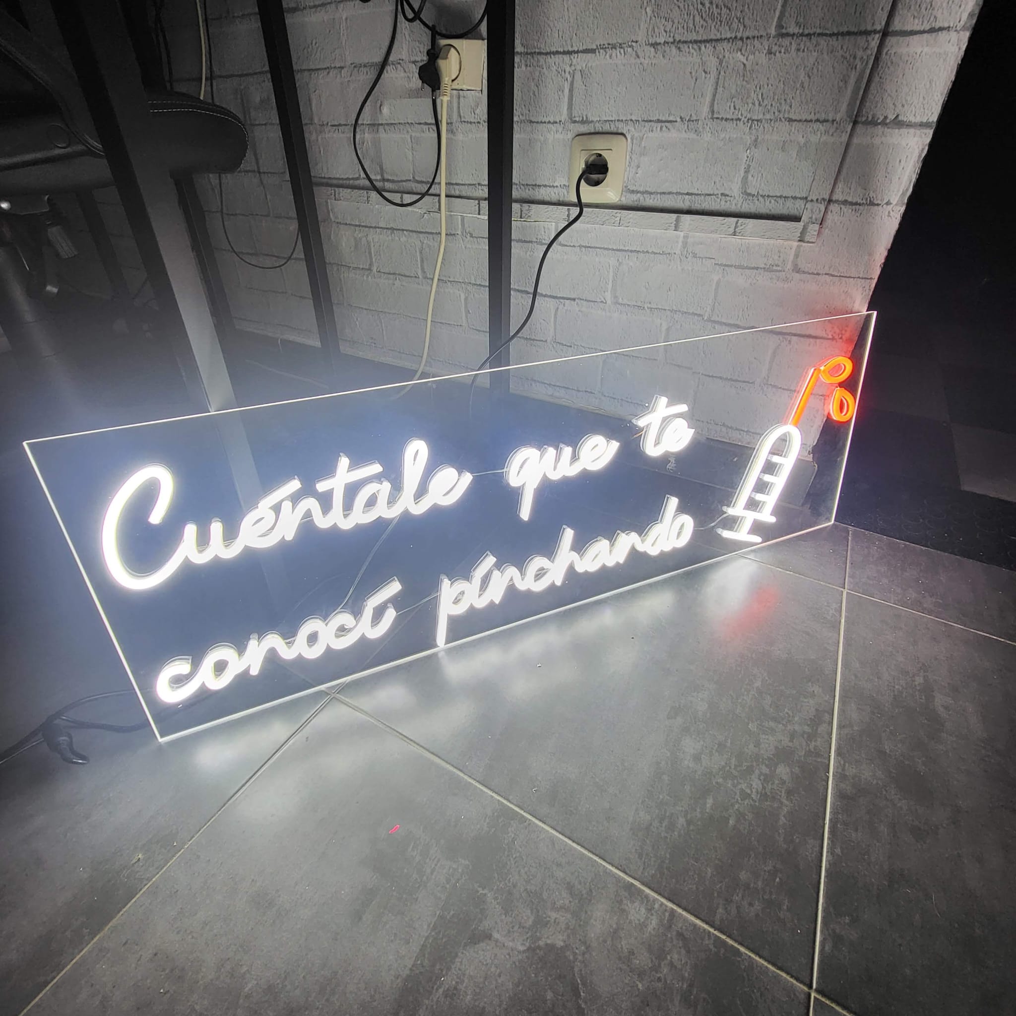 Neón LED personalizado "Cuéntale que te conocí pinchando" con base de metacrilato Neón LED personalizado Cuéntale que te conocí pinchando con base de metacrilato transparente