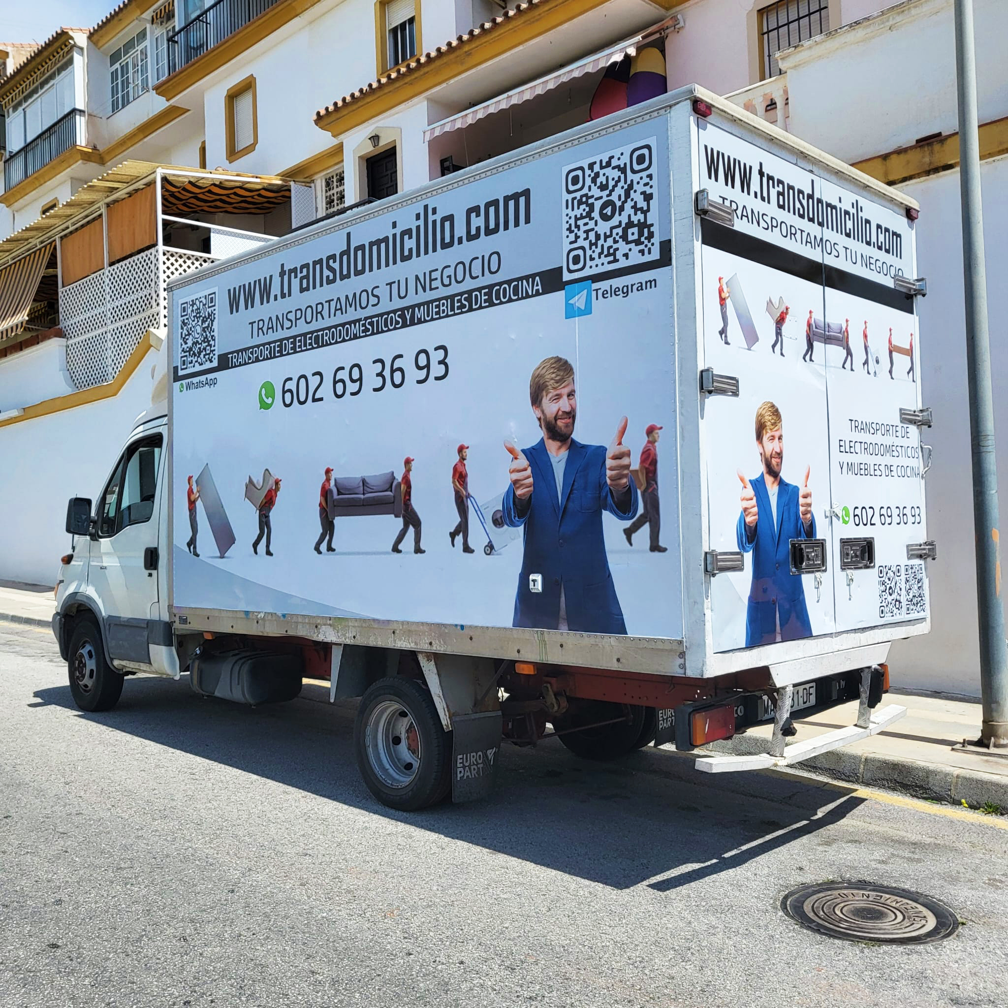 Rotulación Camiones Comerciales Málaga Rotulación corporativa en la cabina y lona lateral de un camión de empresa con vinilo de alta durabilidad.