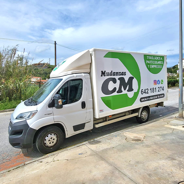 Rotulación Camiones Comerciales Málaga Rotulación corporativa en la cabina y lona lateral de un camión de empresa con vinilo de alta durabilidad.
