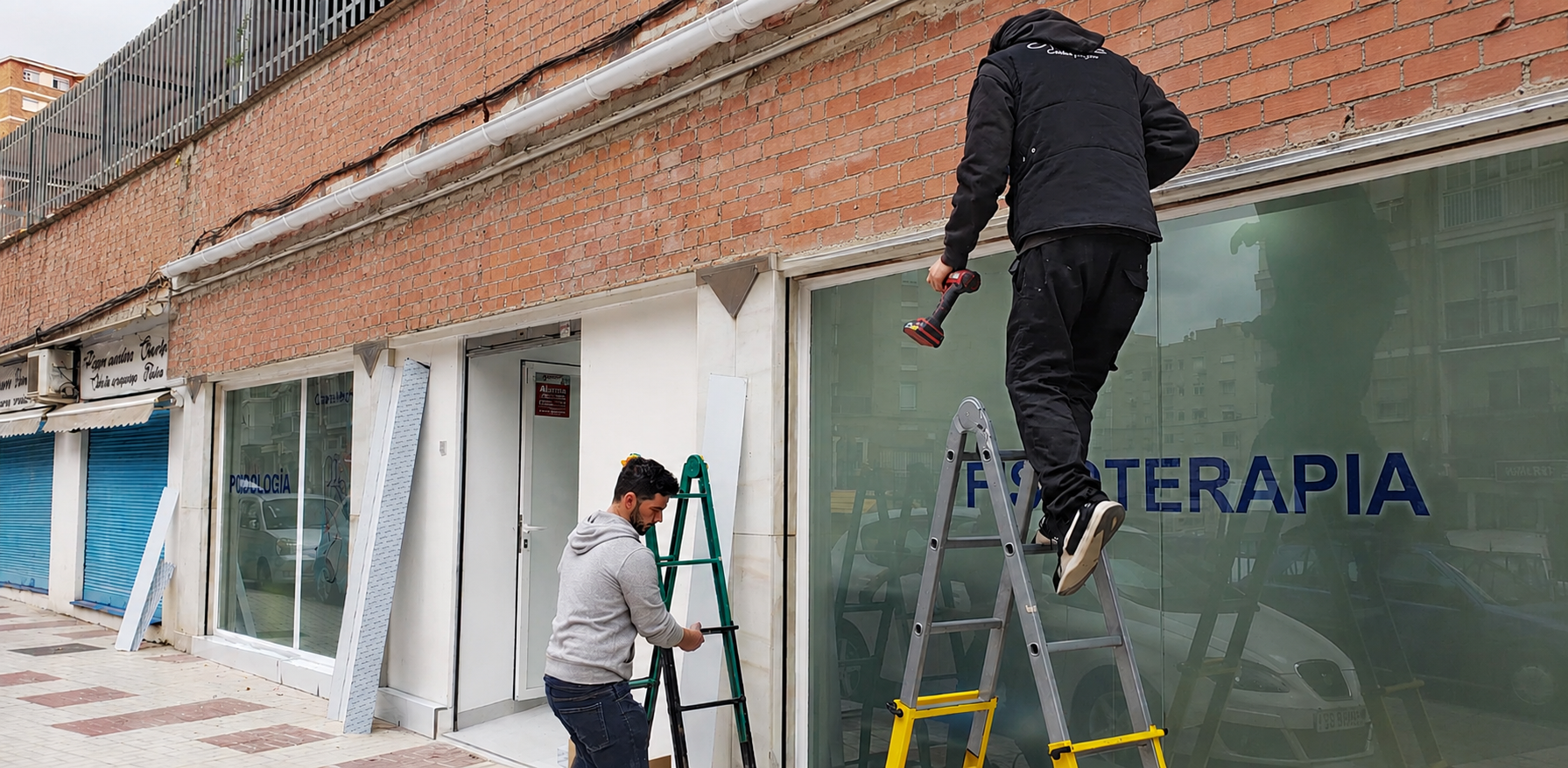 revestimiento-alucobond-fachadas.webp Instalación de paneles de alucobond en fachada de local