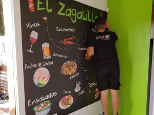 Pizarra mural decorativa personalizada con vinilo impreso para restaurante en Málaga