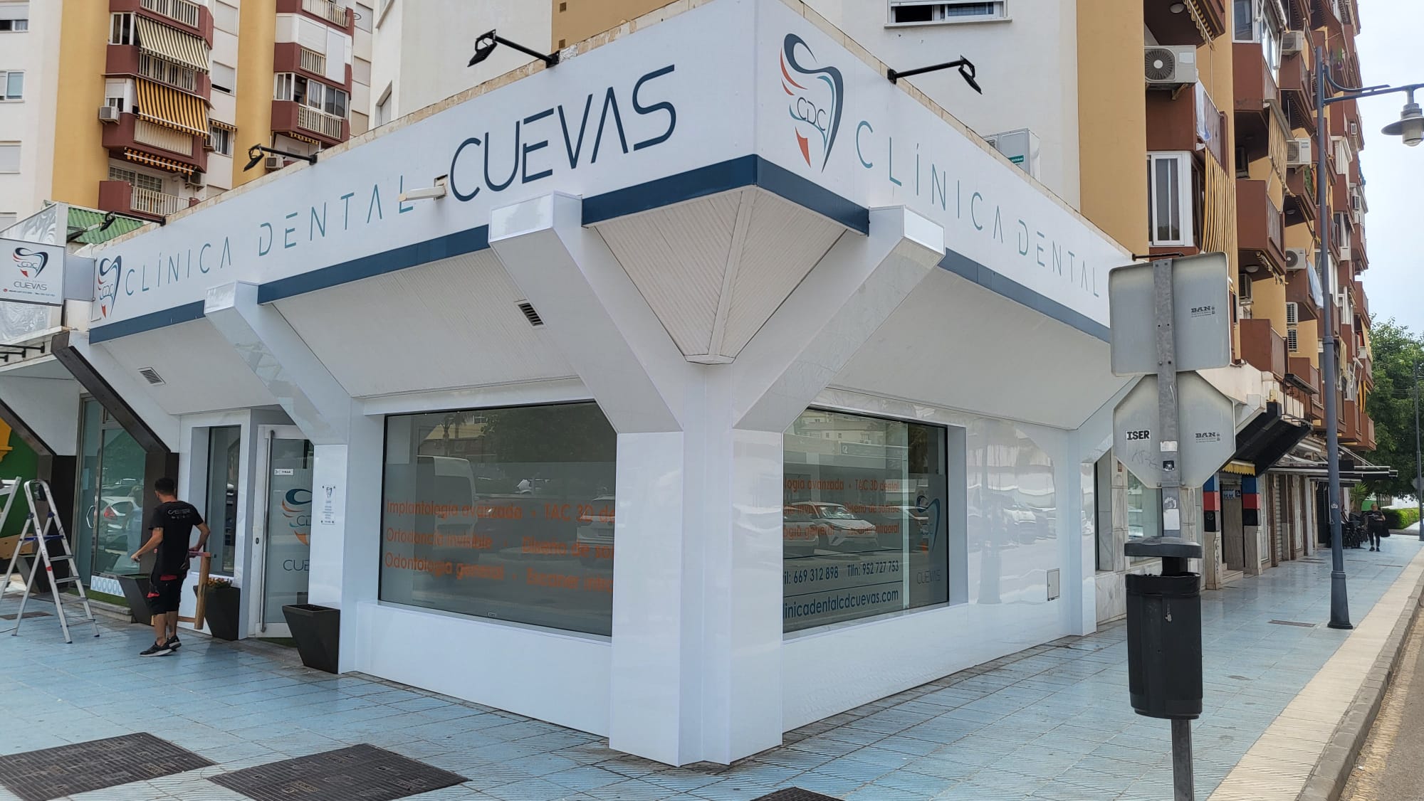revestimiento-alucobond-fachadas.webp Instalación de paneles de alucobond en fachada de local